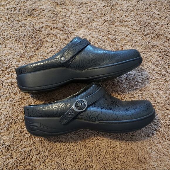 Dansko allison leather slip on clogs black floral embossed 42 - Picture 6 of 8